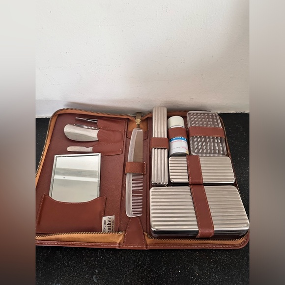 Other - Vintage Men's 1970's Leather Travel Case W/ accessories